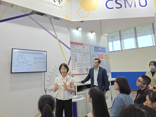 中山醫大蔡菁華教授研發能有效抑制肺癌細胞增生的抗癌肽，並已獲多國專利。（照片／中山醫學大學提供）