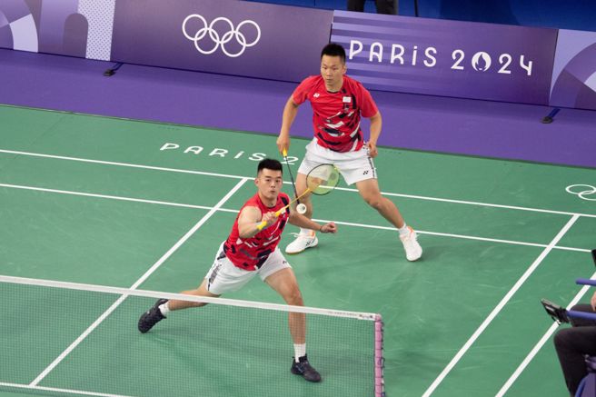 王齐麟（前）、李洋在巴黎奥运羽球男双小组赛第获得2连胜。（陈筱琳摄）