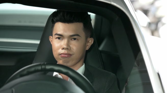 邓佳华穿西装开跑车与正妹约会。（图／Youtube CityBanana）