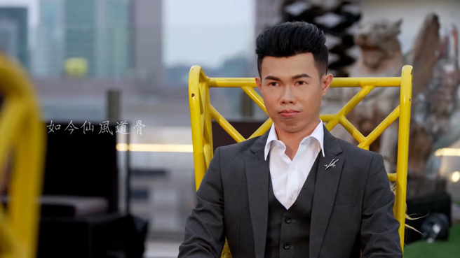 邓佳华穿西装开跑车与正妹约会。（图／Youtube CityBanana）