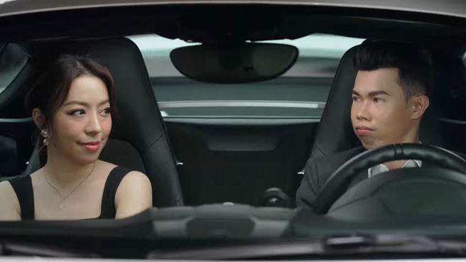 邓佳华穿西装开跑车与正妹约会。（图／Youtube CityBanana）