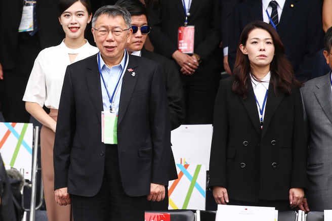 图为民眾党主席柯文哲（左）与日前已遭停职的新竹市长高虹安（右）。（资料照,邓博仁摄）