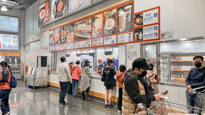 好市多賣場熟食部買咖啡，店員會再送瑪德蓮。（圖／示意圖，記者楊雅婷攝影）