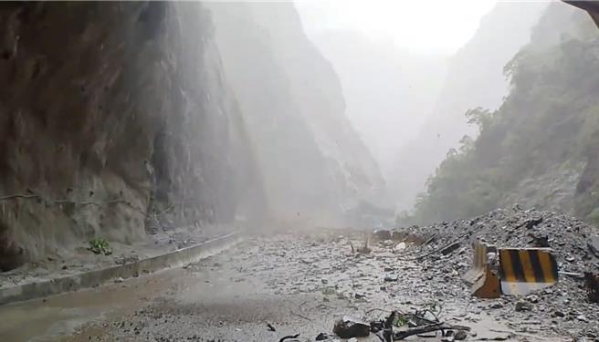 台8線中橫公路東段173.5公里九曲洞東口路段因豪雨出現泥濁水瀑。（公路局提供／羅亦晽花蓮傳真）