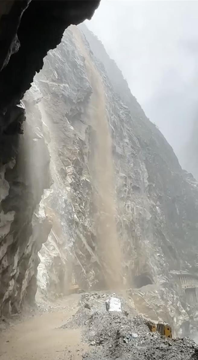 台8線中橫公路東段175公里錐麓路段因豪雨出現泥濁水瀑。（公路局提供／羅亦晽花蓮傳真）