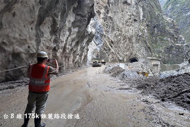 台8線中橫公路東段175公里錐麓路段因豪雨出現泥濁水瀑，經工務單位積極搶災，今天上午已恢復通行。（公路局提供／羅亦晽花蓮傳真）