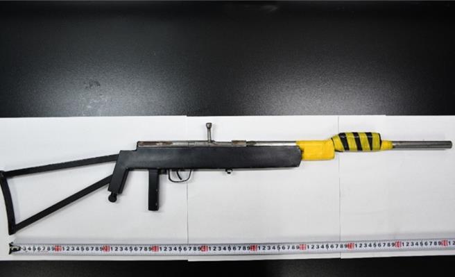 台中警方逮捕鄭姓越南籍男子涉嫌非法持獵槍打獵，經調查，鄭嫌於去年底以探親名義來台，簽證到期後仍未依規定出境，逾期居留台灣。（東勢警分局提供／張妍溱台中傳真）