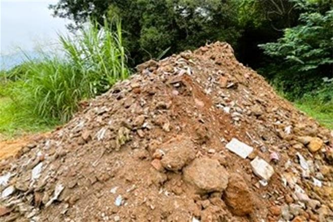 台中市地點適中，南來北往，交通便利，成為非法傾倒營建廢棄物的好去處，市議員李天生建議市府加強科技執法，有效取締。（李天生提供／馮惠宜台中傳真）