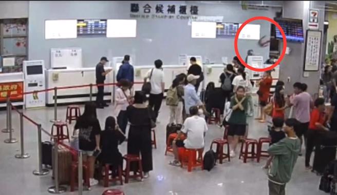 針對拿塑膠椅砸金門地勤的男子，立榮表示將依法處理。（圖／翻攝自金門航空站候補櫃檯直播）