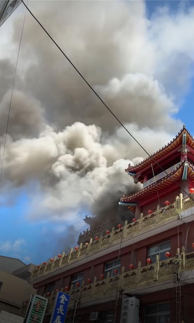 有200多年歷史、供奉媽祖的斗六「新興宮」，今（28日）9點多3樓突然起火。（截圖自臉書斗六人社交圈／徐雙仁）