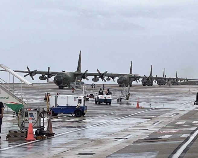 C-130史上最大疏运，14架狂飞疏运2302人，明年将花百亿性能提升。(立委杨曜办公室提供)