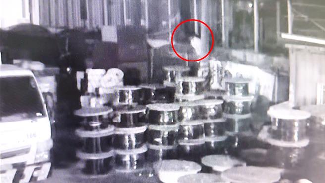 工程行夜间监视器拍摄到窃贼闯入，左顾右盼查看环境。（民眾提供／萧嘉蕙台东传真）