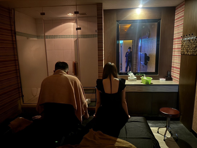 警方當場查獲陳姓、徐姓女服務生及2名男客。( 葉庭欣/翻攝 )