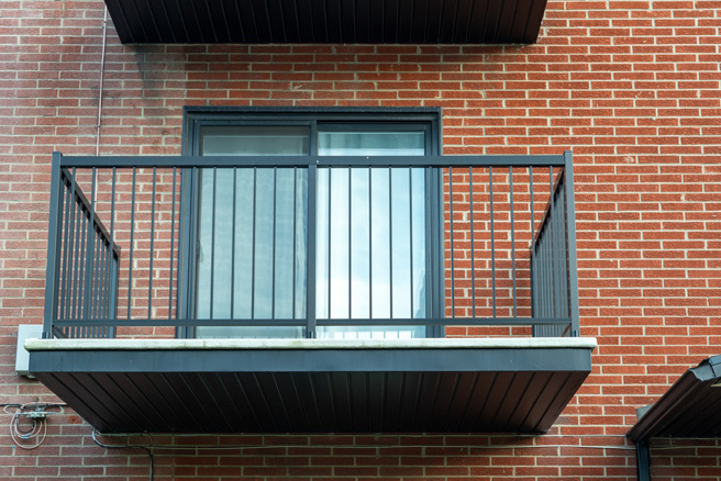 俄羅斯一名男子想向女友展示肌肉和力氣，卻不幸從9樓陽台重摔墜地，因傷勢嚴重而身亡。（示意圖：Shutterstock／達志）