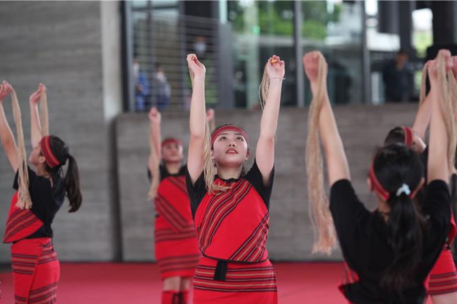童玩節期間也安排不同原住民藝術團帶來精彩歌謠及舞蹈。（宜蘭縣政府提供／吳佩蓉宜蘭傳真）