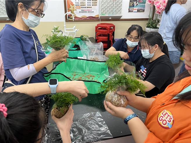 庄敬工家的植栽课程，办理「花花世界好好玩：乾燥花束包装与疗癒苔球」、「种子世界真奇妙：种子小盆栽＋种子吊饰制作」2梯次的农业职群亲子营队。（新北市教育局提供）
