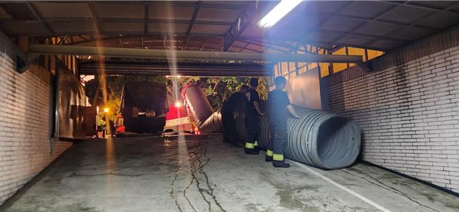 消防局支援大型排烟车协助抽水地下室现场降低一氧化碳浓度。