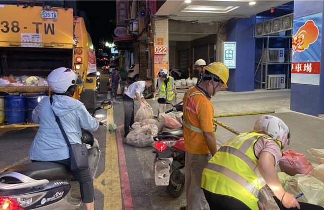 宜蘭縣政府環保局偕同各公所清潔隊7月起，擴大執行縣內沿線垃圾收運破袋稽查。（宜蘭縣環保局提供／吳佩蓉宜蘭傳真）