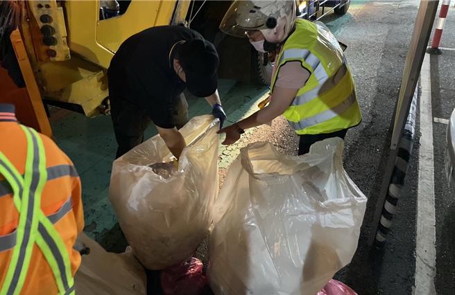 宜蘭縣政府環保局偕同各公所清潔隊7月起，擴大執行縣內沿線垃圾收運破袋稽查。（宜蘭縣環保局提供／吳佩蓉宜蘭傳真）