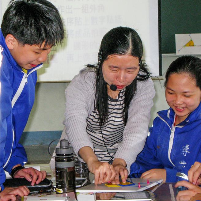 竹县博爱国中主任刘文育（中）用心教学成就每一个孩子，荣获今年教育部师铎奖。（新竹县政府提供／罗浚滨新竹传真）