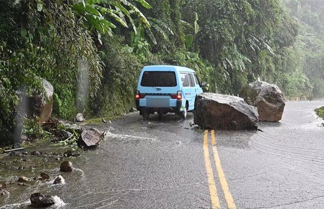 台水表示，凱米颱風雨量驚人，搶修人員冒著落石風險前往梨山地區搶修，終於在27日傍晚全面復水。（圖／台水提供）