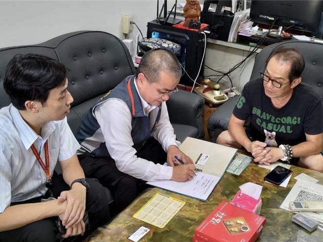 凯米颱风过后，出现不少泡水车，不过有拖吊业者疑似趁火打劫，高市消保官获悉今（28）日主动稽查拖吊业者。（高市府提供）