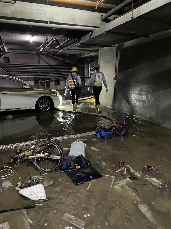 不少车子停在地下成为泡水车。图为示意画面。（台电提供）