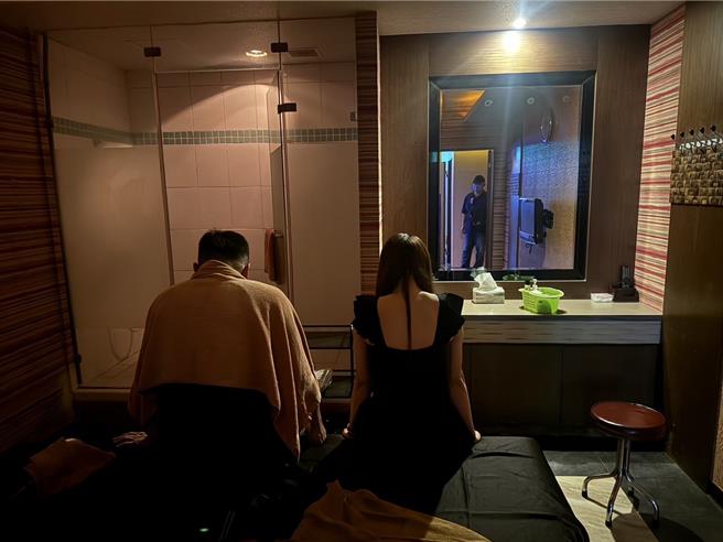 高雄市新興區住商混合大樓暗藏情色SPA會館，服務生身穿低胸小護士裝從事半套性交易，警方進門全遭逮。（警方提供／任義宇高雄傳真）