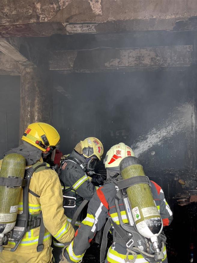新興宮3樓起火，消防人員佈水線滅火。（雲林縣消防局提供）