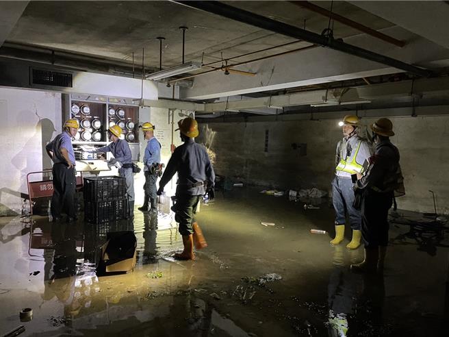 高雄多達376棟住宅淹水，今午前達成「清零」。圖為台電人員搶修作業。（台電提供）