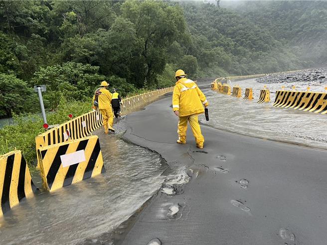 此次風災造成中桃源區復興里，拉芙蘭里及梅山里等3里等因道路坍方嚴重，約915戶已停電3天。（台電提供）