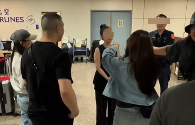 華航CI153班機因受颱風凱米影響，導致抵達台灣桃園機場時間大幅延誤，旅客下機後遲遲拿不到行李而引發爭議。（圖／網友授權提供，請勿任意翻攝）