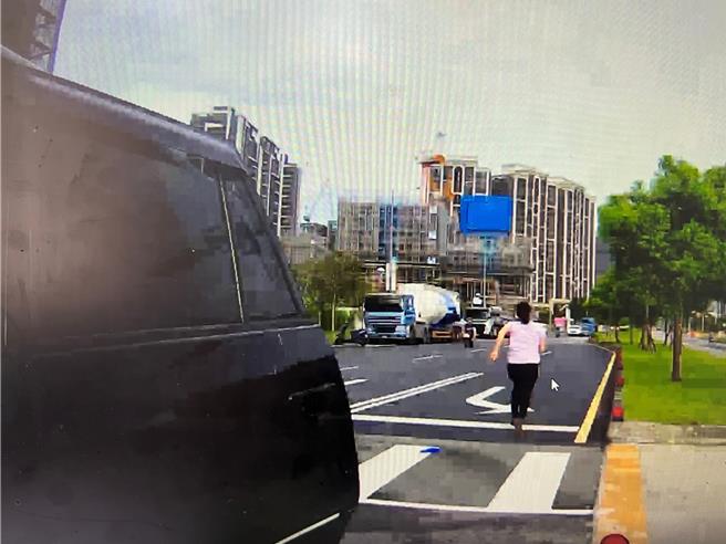 失联7年女移工见警盘查跳下车转头就跑，仍难逃警专实习生鹰眼飞毛腿逮回。（翻摄照片／蔡依珍桃园传真）