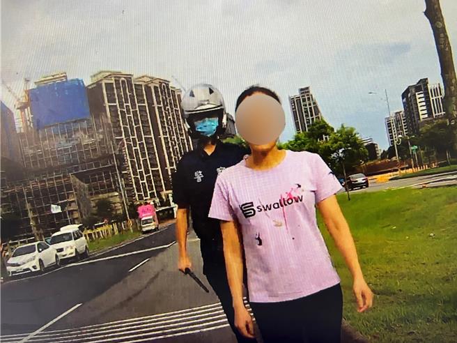 失联7年女移工见警盘查跳下车转头就跑，仍难逃警专实习生鹰眼飞毛腿逮回。（翻摄照片／蔡依珍桃园传真）