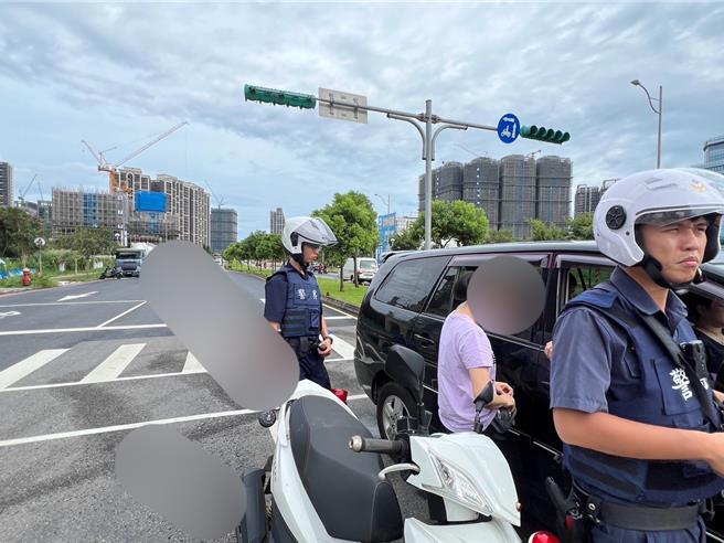 失联7年女移工见警盘查跳下车转头就跑，仍难逃警专实习生鹰眼飞毛腿逮回。（翻摄照片／蔡依珍桃园传真）