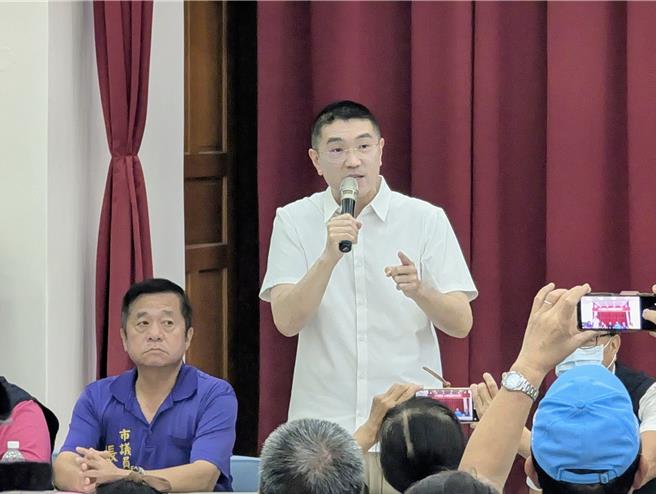 基隆市长谢国梁（中立者）表示，若不能从基隆市这次遏止罢免行动，则明年全国民眾都得投罢免票。（张志康摄）