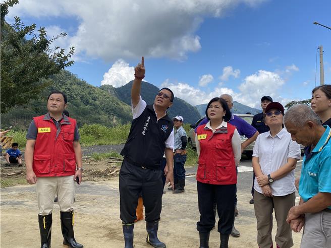 雲林縣長張麗善（前排左三）、古坑鄉長林慧如（左四）28日上草嶺村勘災，縣府新聞處長陳其育（左一）及交通工務局長汪令堯（陪同），右一是草嶺村長陳兵通。（雲林縣府提供）