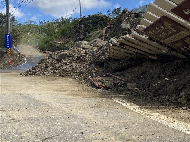 草嶺村的邊坡土石滑動案件多，目前已可單線通車。（雲林縣府提供）