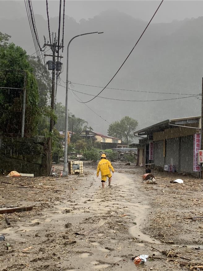台電公司老師傅們搶救草嶺村停電工程辛苦。（古坑鄉長林慧如提供）