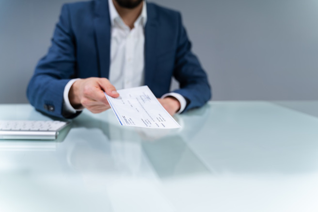 大陸一名消防員撿到一張「廢紙」，打開來一看發現竟是一張面額高達1500萬人民幣（約新台幣6788萬）的支票。（示意圖：Shutterstock／達志）