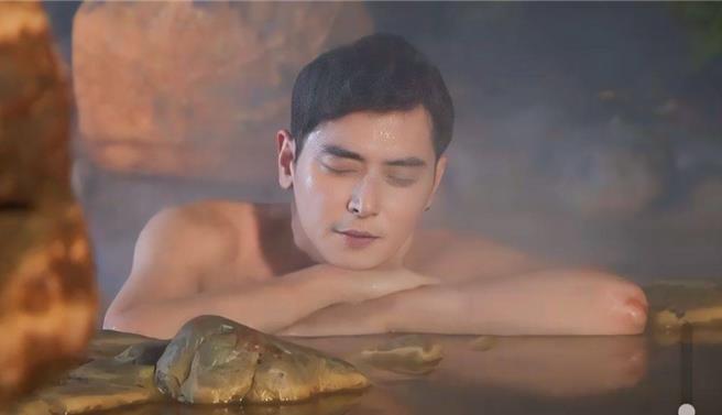 陳冠霖大熱天去泡溫泉。（三立提供）