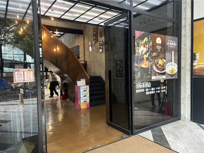 台中市议员陈俞融发现二手袋回收站成效不彰，沦为「环保噱头」。（冯惠宜摄）