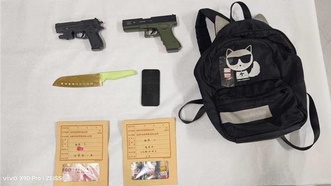 简男身上搜索到2把假枪等证物。（本报资料照）