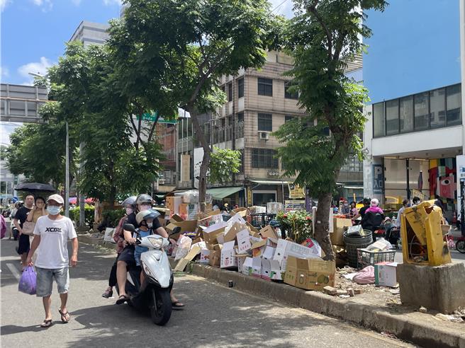 桃园市中坜新明市场8月启动整顿，加强取缔占用道路、弃置垃圾。（吕筱蝉摄）