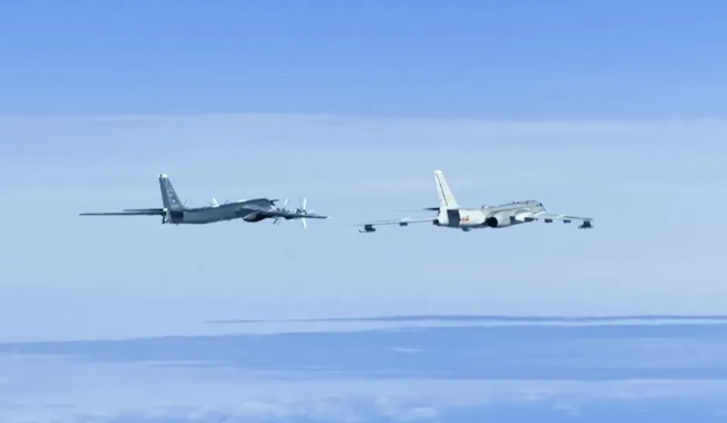 4架俄军Tu-95轰炸机（左）、共军轰-6K轰炸机（右），于当地时间24日闯入阿拉斯加防空识别区。（图／环球时报）