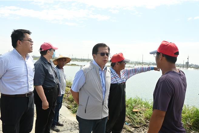 农业部次长黄昭钦（中）今天上午前往高雄兴达养殖生产区鱼塭勘灾，听取受灾渔民的心声。（记者林雅惠摄）