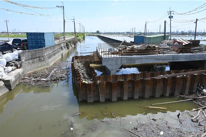 养殖渔民指控崎漏桥新建工程的基桩阻挡沟渠3分之2水流，是造成溢堤主因，要求相关单位赔偿损失。（记者林雅惠摄）