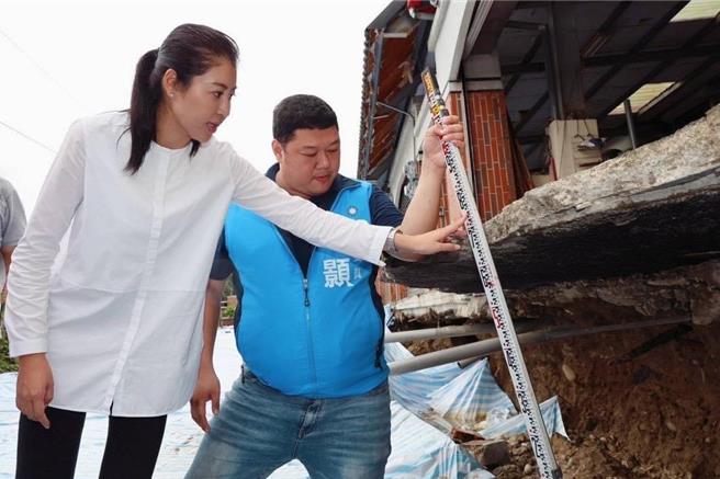 南投县长许淑华（左）指示竹山镇公所在第一时间紧急撤离社区26户居民，并铺设防水帆布减缓水雨渗入下陷的路基。（摘自许淑华脸书）