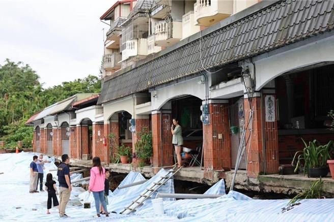 有民眾指出，居民返家收拾行李撤离都得冒险架梯，计26户民宅建筑几乎岌岌可危。（翻摄自许淑华脸书）