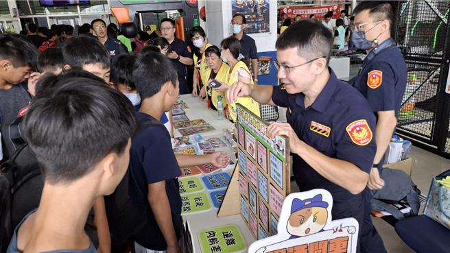 台南市警局28日在北区大鲁阁打击场举办青春专案，现场吸引200位青少年与家长参加。（程炳璋摄）